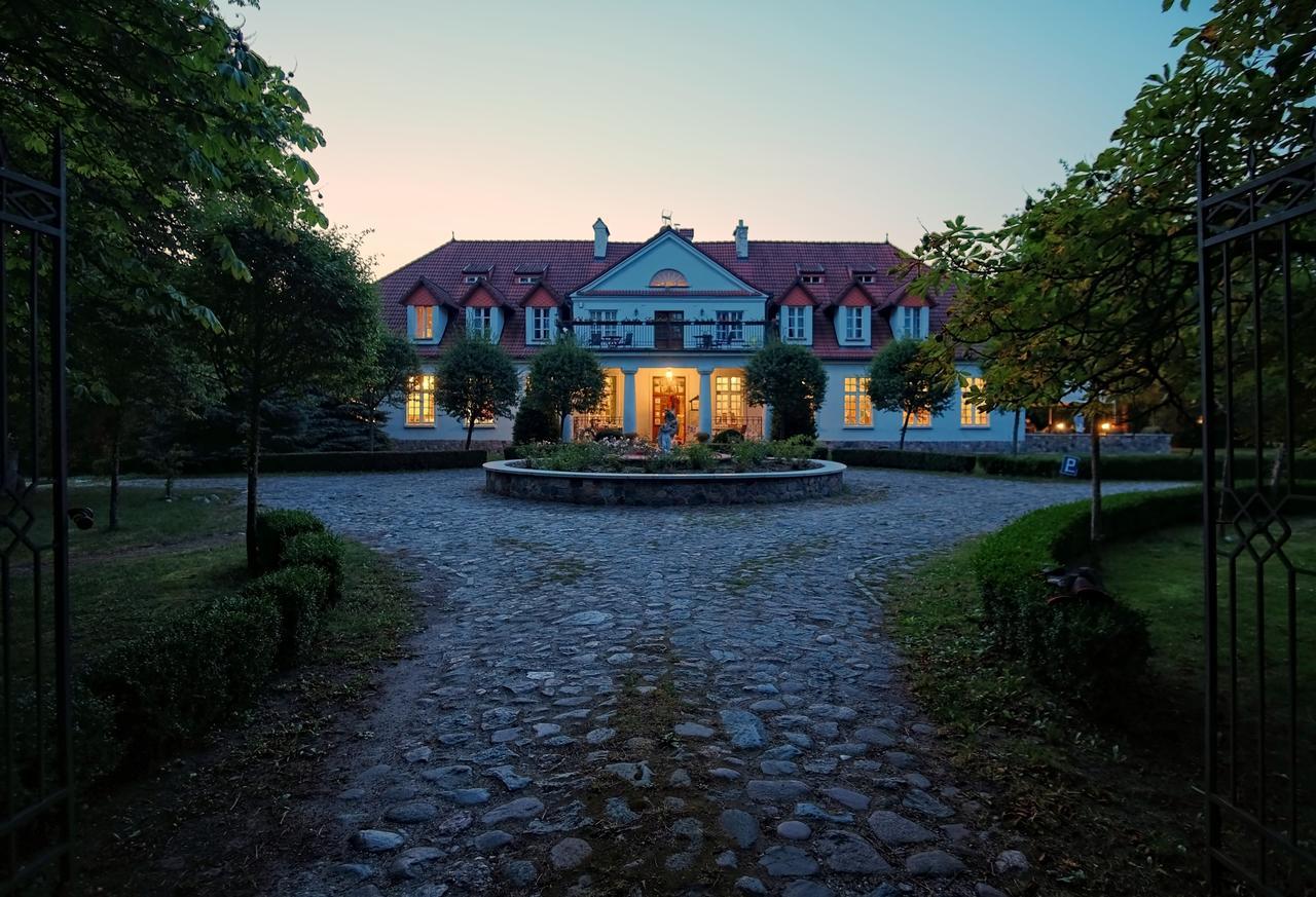 Dwor W Bychowie Gniewino Exterior photo